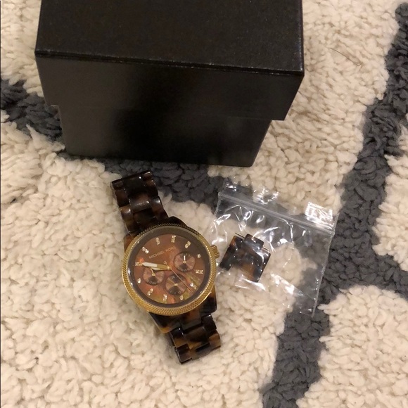 MICHAEL KORS: Tortoise Watch - Picture 6 of 6